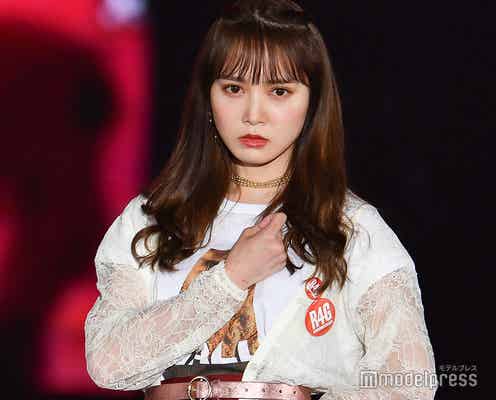 日向坂46加藤史帆、クールな表情で「心臓を捧げよ!」ポーズ<GirlsAward 2019 A/W>