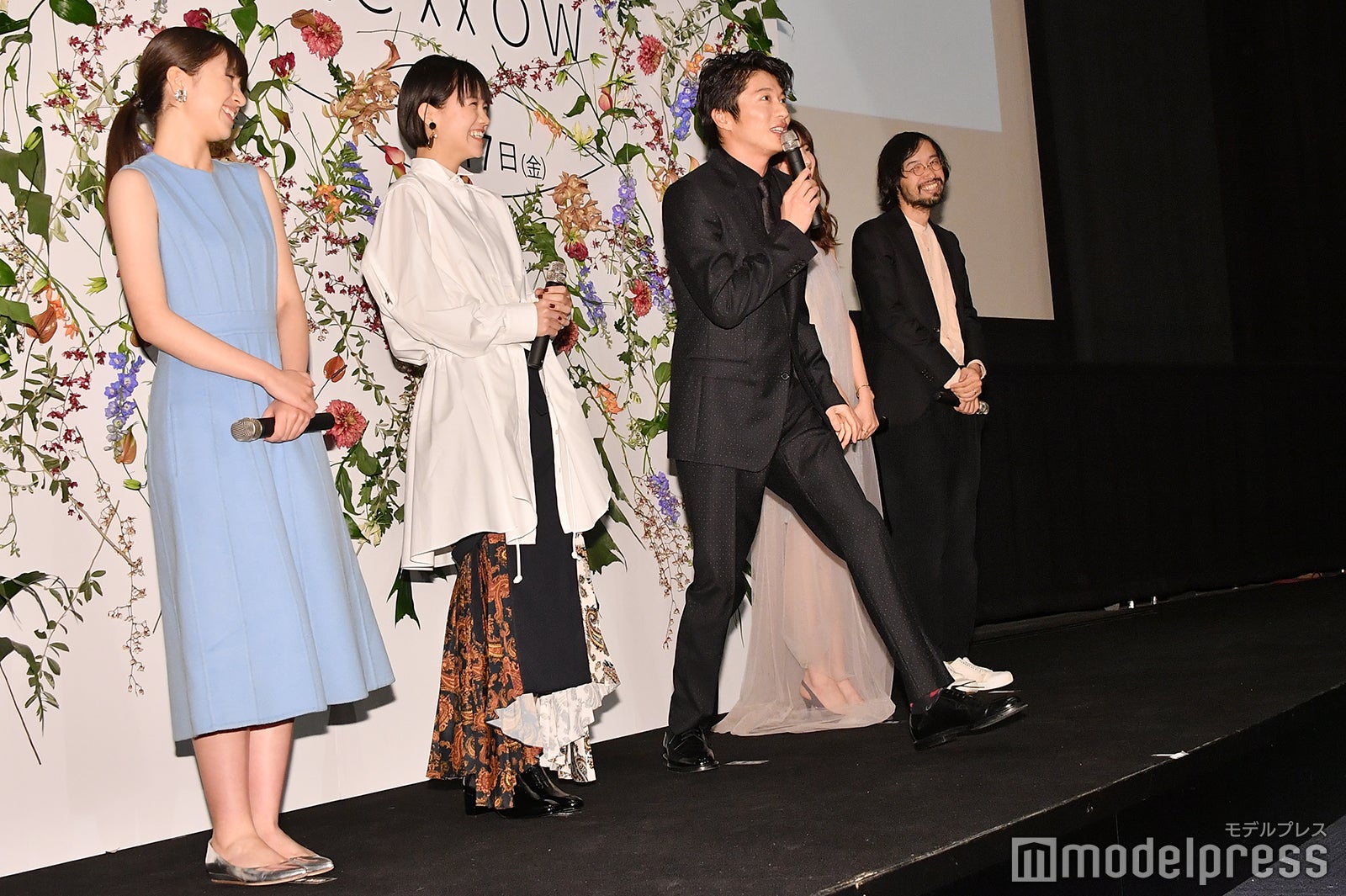 マイクが途切れてしまったため客席に歩み寄って声を届ける田中圭 （C）モデルプレス