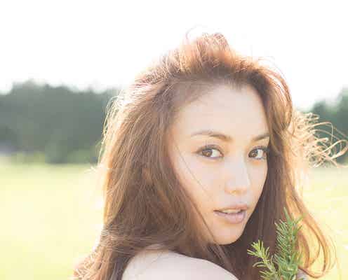 蛯原友里、キレイの秘密が明らかに 品切れ続出書籍「きれいになるハーブ」5年ぶり電子版で登場