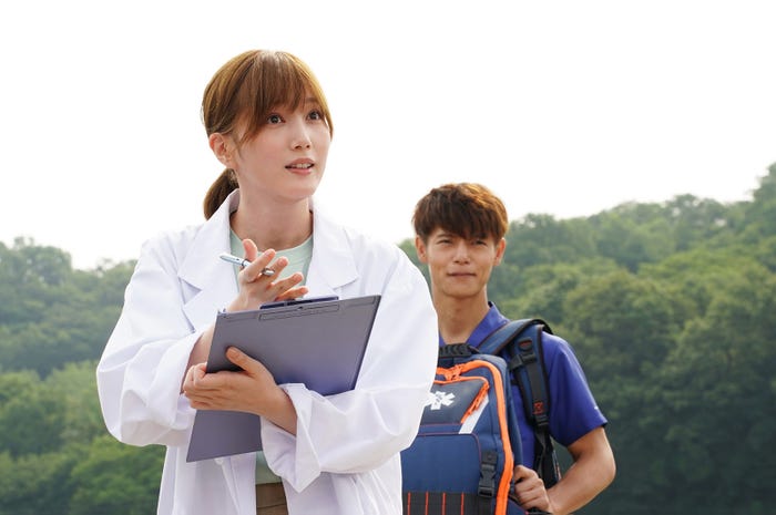 本田翼、窪田正孝(C)2022横幕智裕・モリタイシ/集英社・映画「ラジエーションハウス」製作委員会