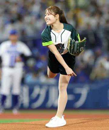 「顔小さすぎでしょ！」日本S降臨の22歳美女のドアップに騒然 特注グラブ紹介で小顔際立つ「近くで見てもお綺麗」「始球式の妖精ですか？」