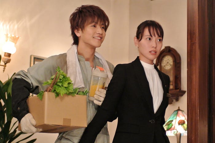 岩田剛典、戸田恵梨香/「崖っぷちホテル!」第3話より(C)日本テレビ