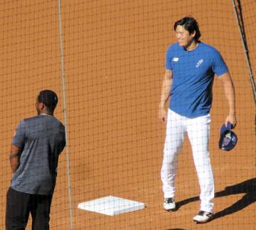 大谷翔平 ベースラニングで帽子を飛ばす全力疾走 突如、試合前練習登場で球場ツアーのファンから歓声→右手を挙げて応える