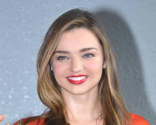 <速報>ミランダ・カー来日 胸元ざっくりワンピで美バストちらり 日本のファンがお出迎え