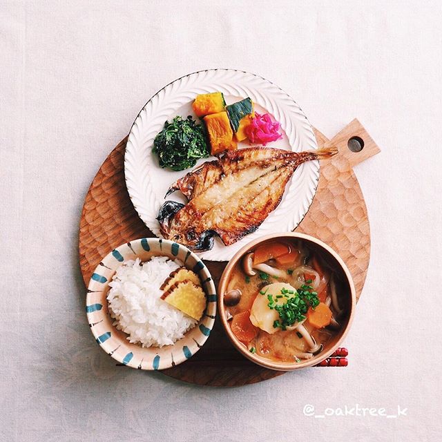 料理が美味しく見える盛り付け方 基本のポイントを抑えて食卓を華やかに彩る モデルプレス 料理が美味しく見える盛り付け方 基本のポイントを抑えて食卓を華やかに彩る モデルプレス