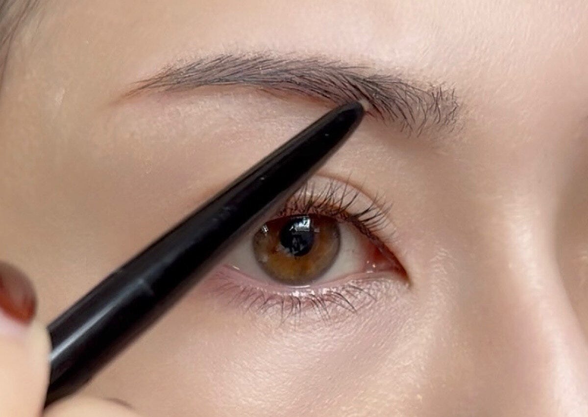 眉のラインのガタつきから整えるのはNG