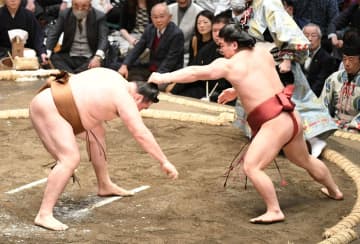 朝紅龍が勝利一転、痛恨の反則負け 場内説明で「朝青龍」の名前が出るハプニングに場内沸く「言い間違いw」「どんまい」