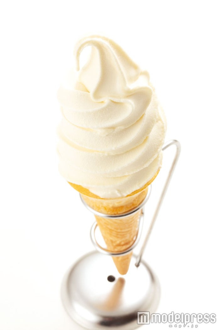 厳選したはちみつのやさしい風味が広がる「蜂蜜ソフトクリーム」320円(税込)/画像提供:杉養蜂園