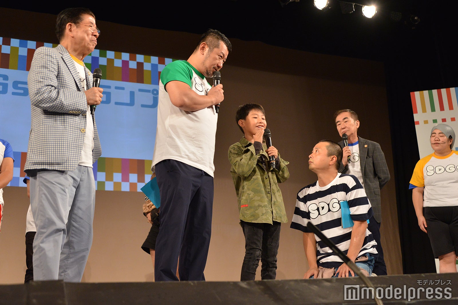 （左から）西川きよし、ケンドーコバヤシ、審査員の小学生、河本準一、桂文枝