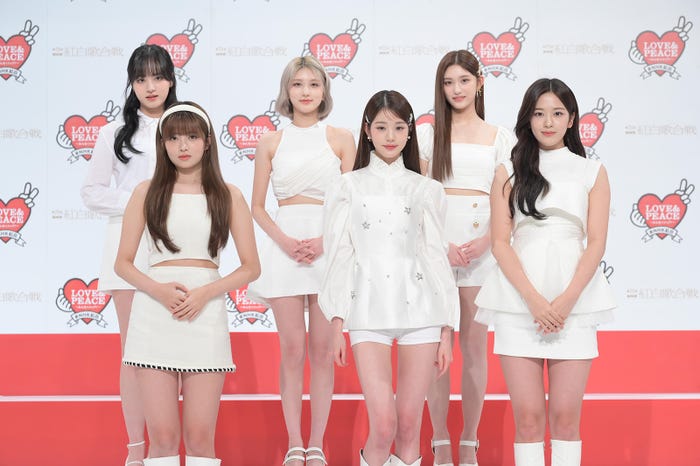 IVE(前列左から)レイ、ウォニョン、ユジン(後列左から)リズ、ガウル、イソ(C)NHK