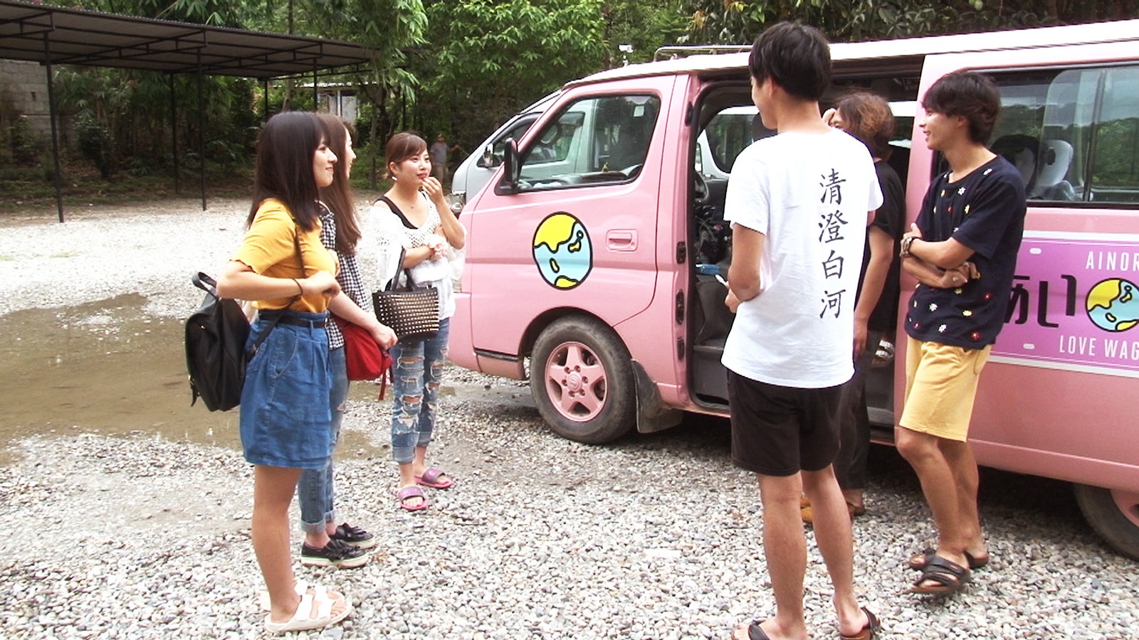 男子の粋な計らいに喜ぶ女子「あいのり：Asian Journey」シーズン2第7話より（C）フジテレビ