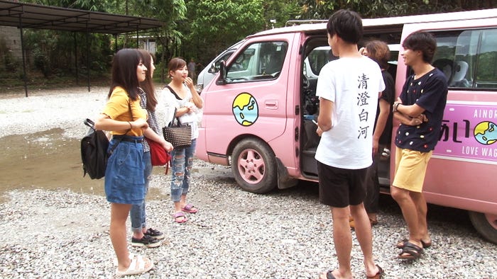 男子の粋な計らいに喜ぶ女子「あいのり:Asian Journey」シーズン2第7話より(C)フジテレビ