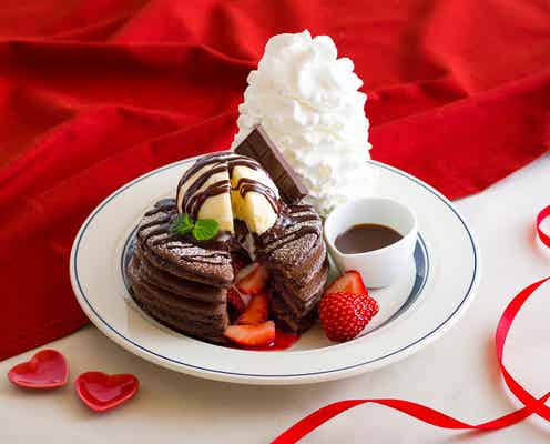 エッグスンシングス「フォンダンショコラ&ストロベリーパンケーキ」生チョコソースで風味UP