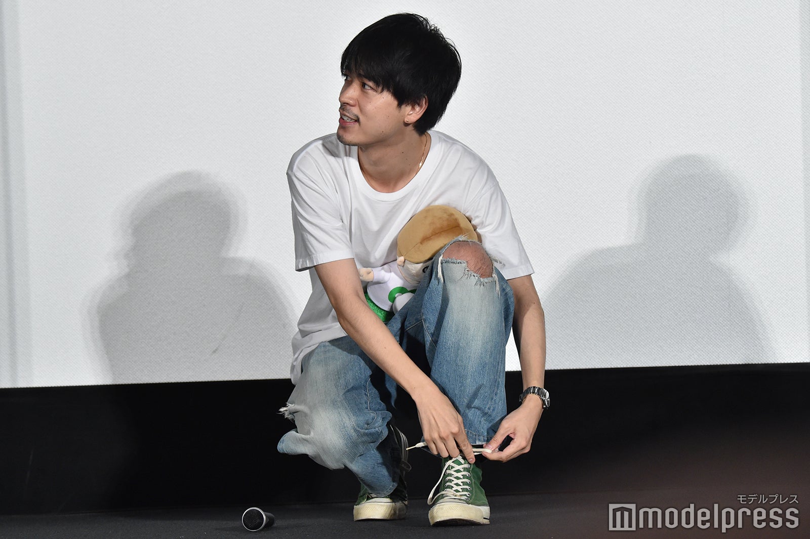 靴紐を直す成田凌 （C）モデルプレス