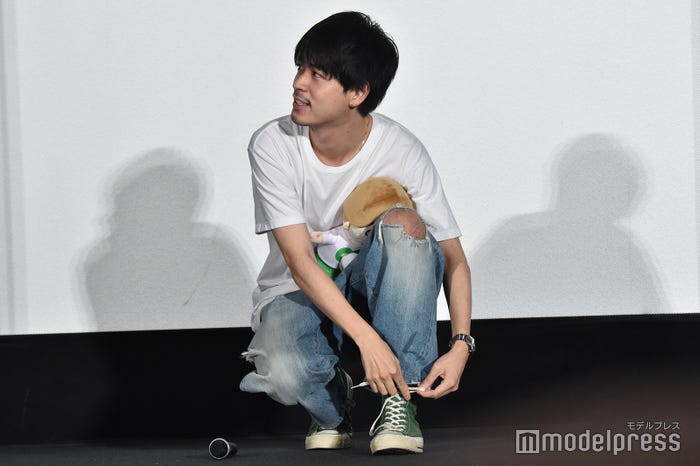 靴紐を直す成田凌 (C)モデルプレス