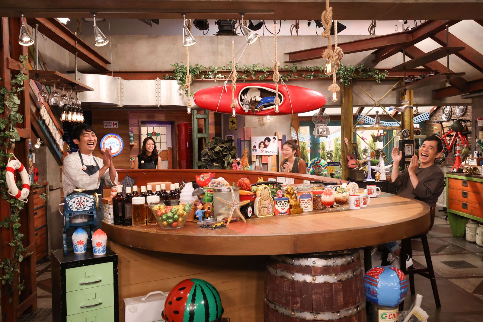 （左から）石田明、橋本和花子、小芝風花、岡村隆史 （C）カンテレ