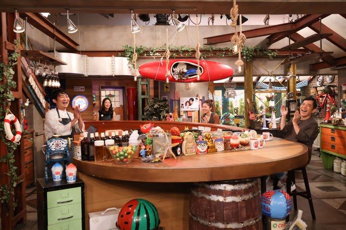 (左から)石田明、橋本和花子、小芝風花、岡村隆史 (C)カンテレ