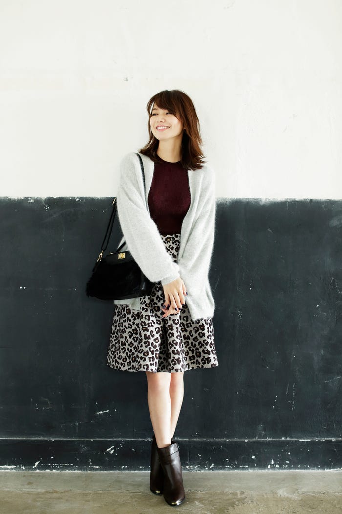 モヘアニットカーディガン¥7,500/AG by aquagirl、ファーティペットつきリブニット¥14,800/JILL by JILLSTUART、レオパードジャカードスカート¥17,000/Apuweiser-riche、ファーバッグ ¥6,900/ENVYM、サイドゴアベルテッドブーツ ¥8,900/RANDA(C)TOPLOG