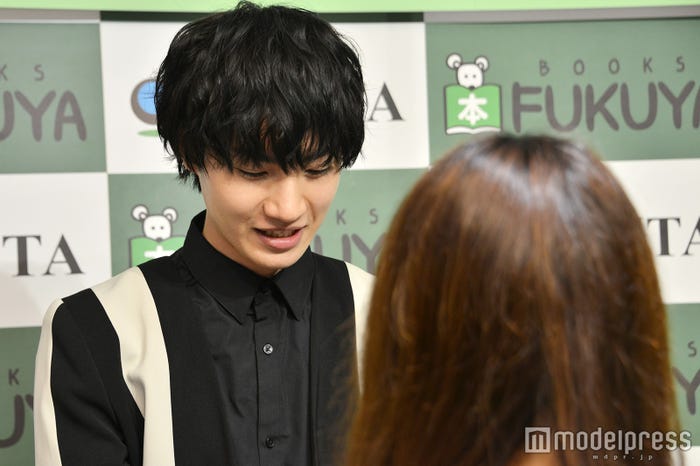 ファンと会話を交わす(C)モデルプレス