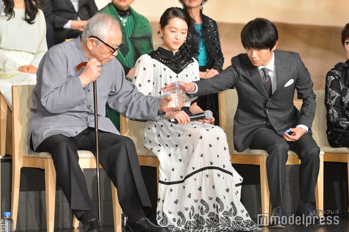 倉本聰(左)に水を受け渡す気遣いを見せた風間俊介(右)/(C)モデルプレス