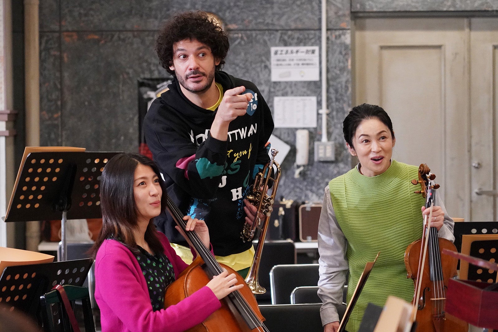 瀧内公美、ロイック・ガルニエ、濱田マリ／「リバーサルオーケストラ」第3話より（C）日本テレビ