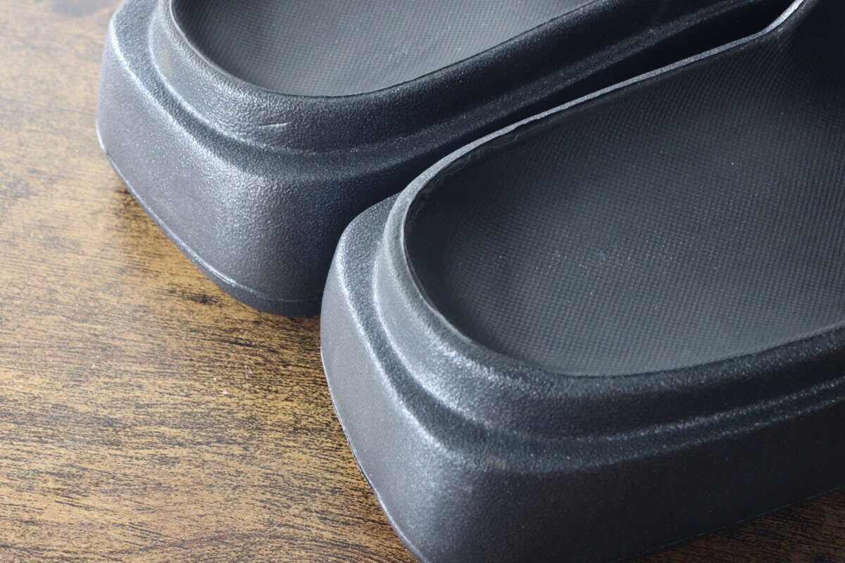 黒いEVAサンダルの踵部分のアップ。厚底の形状と足裏に当たる部分の凹凸が見える