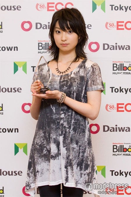 「新人賞」を受賞した家入レオ