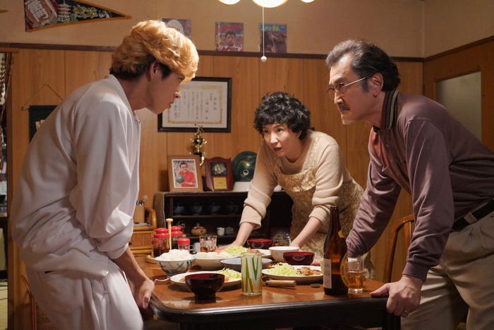 賀来賢人・瀬奈じゅん・吉田鋼太郎/「今日から俺は!!」第1話より(C)日本テレビ