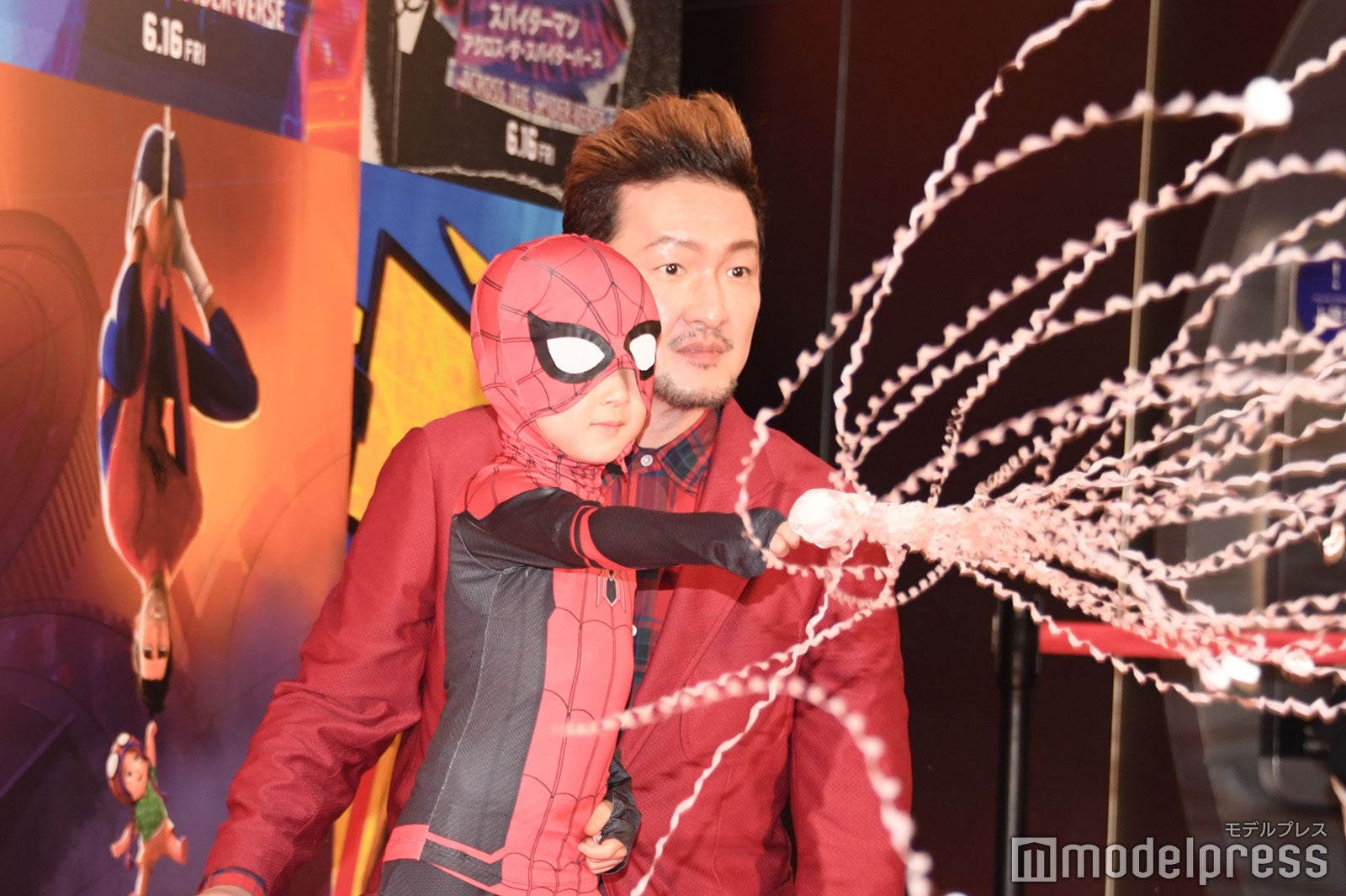 蜘蛛の糸を投げる小川陽喜くんとそれをサポートする中村獅童（C）モデルプレス