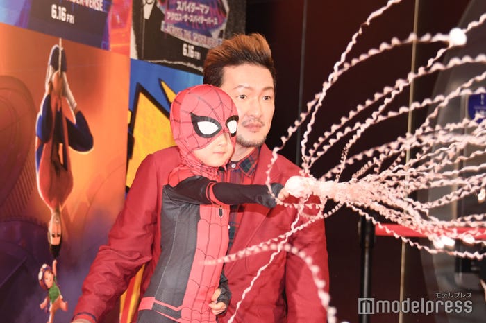 蜘蛛の糸を投げる小川陽喜くんとそれをサポートする中村獅童(C)モデルプレス