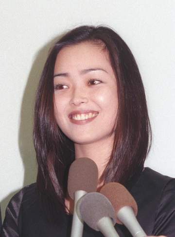 米国人弁護士と再婚→LA在住女優56歳 挙式から20年を報告「いろんなことがありました」スケバン刑事仲間も祝福