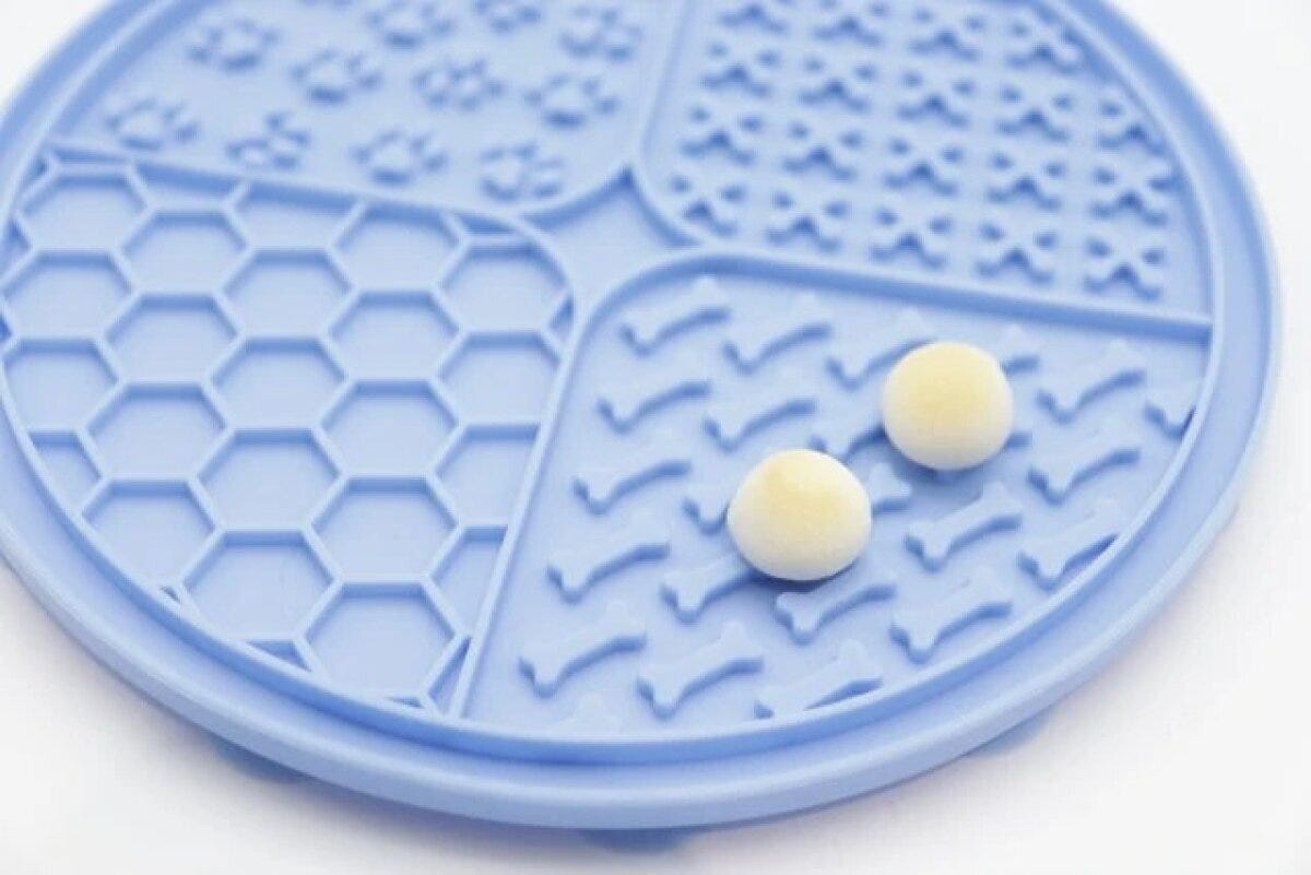 ダイソー　早食い防止シリコーンペット皿（丸型）