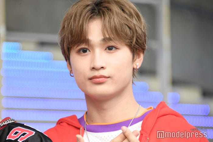 「モグモグ(Yum Yum)」でかっこつけている田中笑太郎/DXTEEN(C)モデルプレス