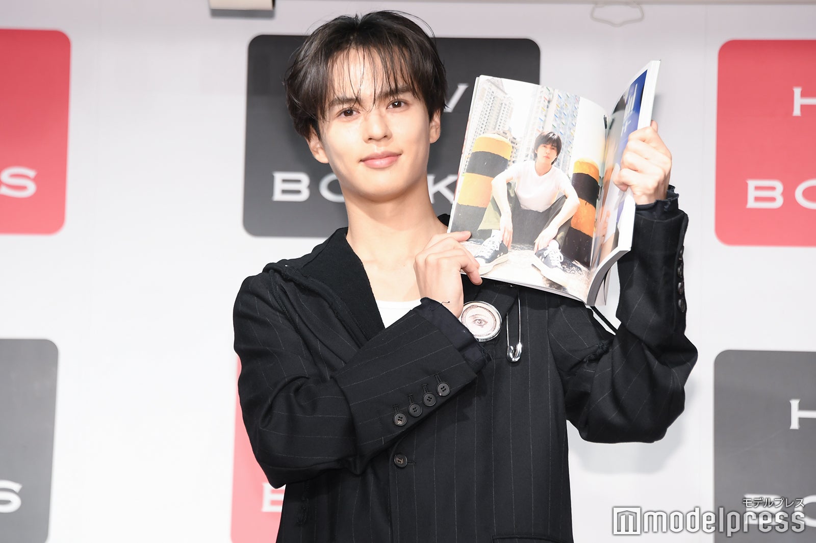 お気に入りカットを見せる奥野壮（C）モデルプレス