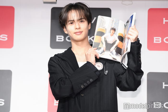 お気に入りカットを見せる奥野壮(C)モデルプレス