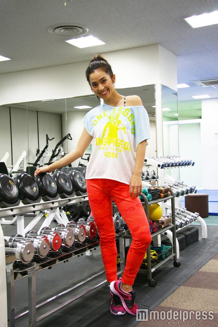 カラーバランスもお手本に/中村アン「家族ノカタチ」第3話着用ウェア/画像提供:TBS