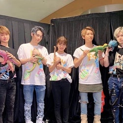 AAA與真司郎、メンバー5人での“恐竜”ショット公開に反響「みんな可愛い」「持ち方個性ありすぎ(笑)」
