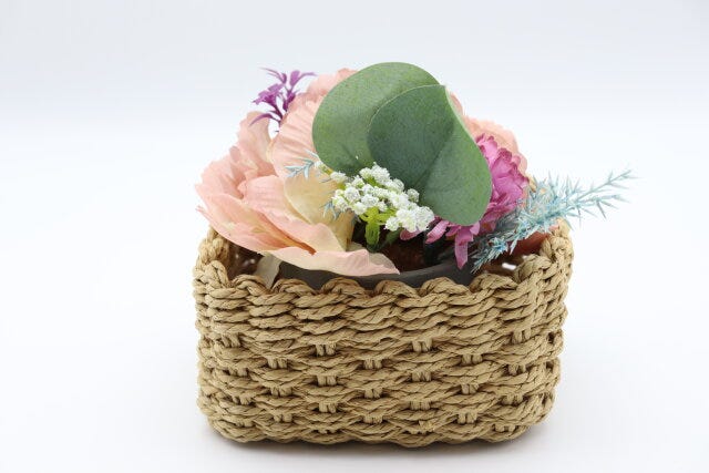 ダイソー アレンジフラワーポット(ノーブル) ダイソーのアレンジフラワーポット(ノーブル)をカゴと組み合わせる