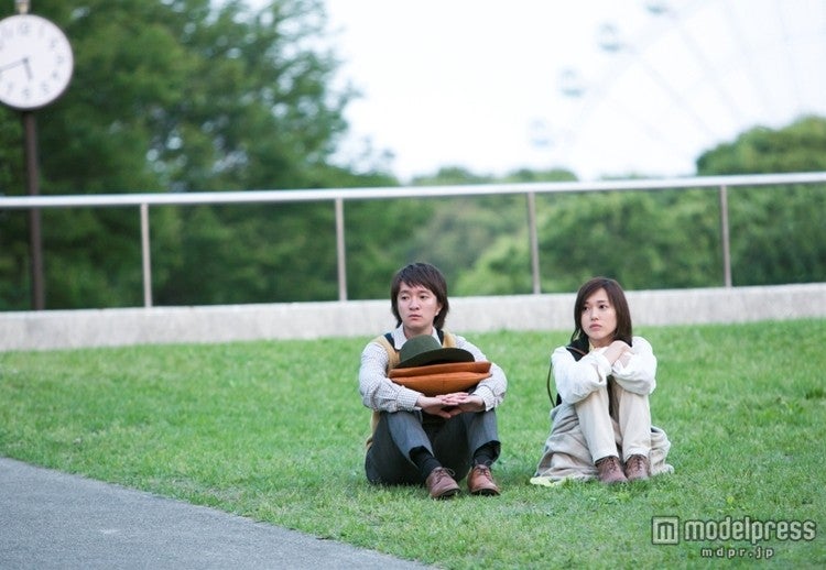 （左から）濱田岳、戸田恵梨香／「透明ポーラーベア」場面カットより