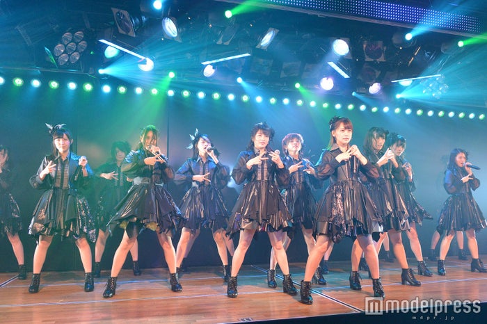 Akb48 パフォーマンス選抜 による 神曲縛り 公演開幕 生演奏 メンバー振付の最高難度ダンスで圧倒 井上ヨシマサ公演レポ セットリスト モデルプレス Akb48 パフォーマンス選抜 による 神曲縛り 公演開幕 生演奏 メンバー振付の最高難度ダンスで圧倒 井上ヨシマサ公演レポ セットリスト モデルプレス