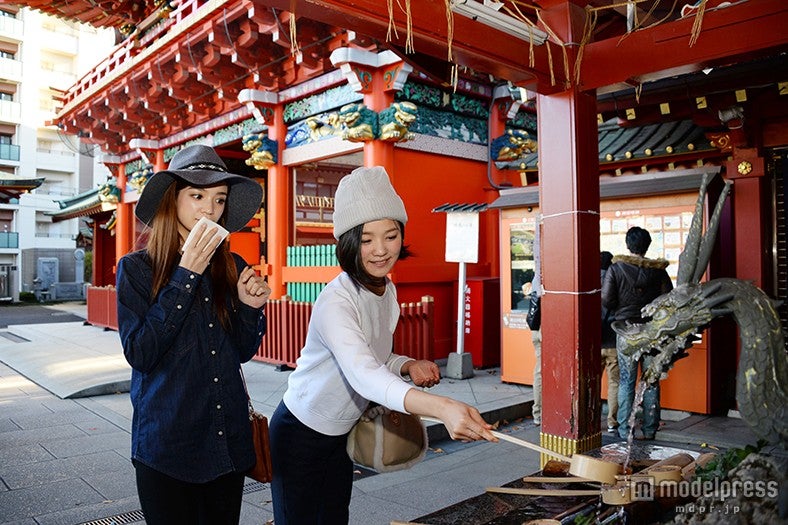 手水舎では白いハンカチで心身を清める