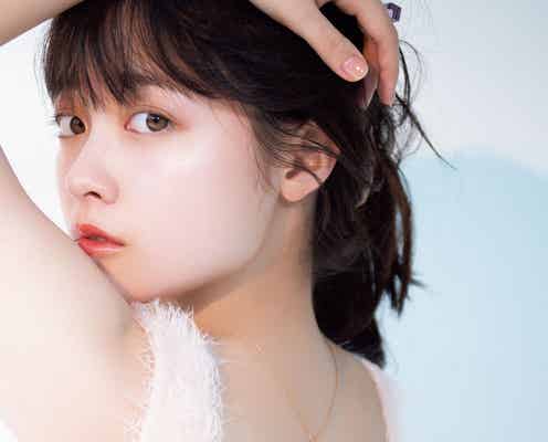 橋本環奈、大胆な美背中披露 透明感全開で「ar」表紙に登場