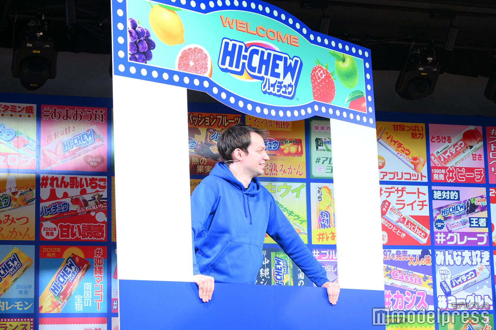 もう中学生風にパネルを持って登場した外国人店員（C）モデルプレス