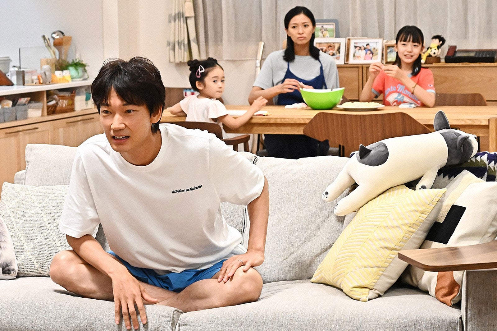 綾野剛（奥左）泉谷星奈、榮倉奈々、稲垣来泉／「オールドルーキー」第5話より（C）TBS