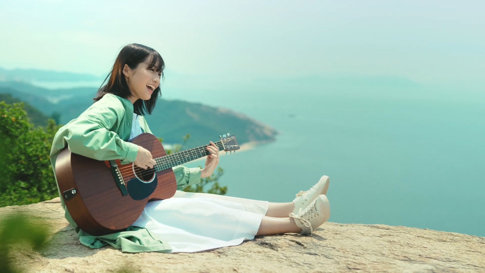 乃木坂46掛橋沙耶香、地元・岡山の絶景スポットでギター弾き語り＆歌をCM初披露