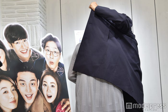 “トレンチキス”を再現(C)モデルプレス