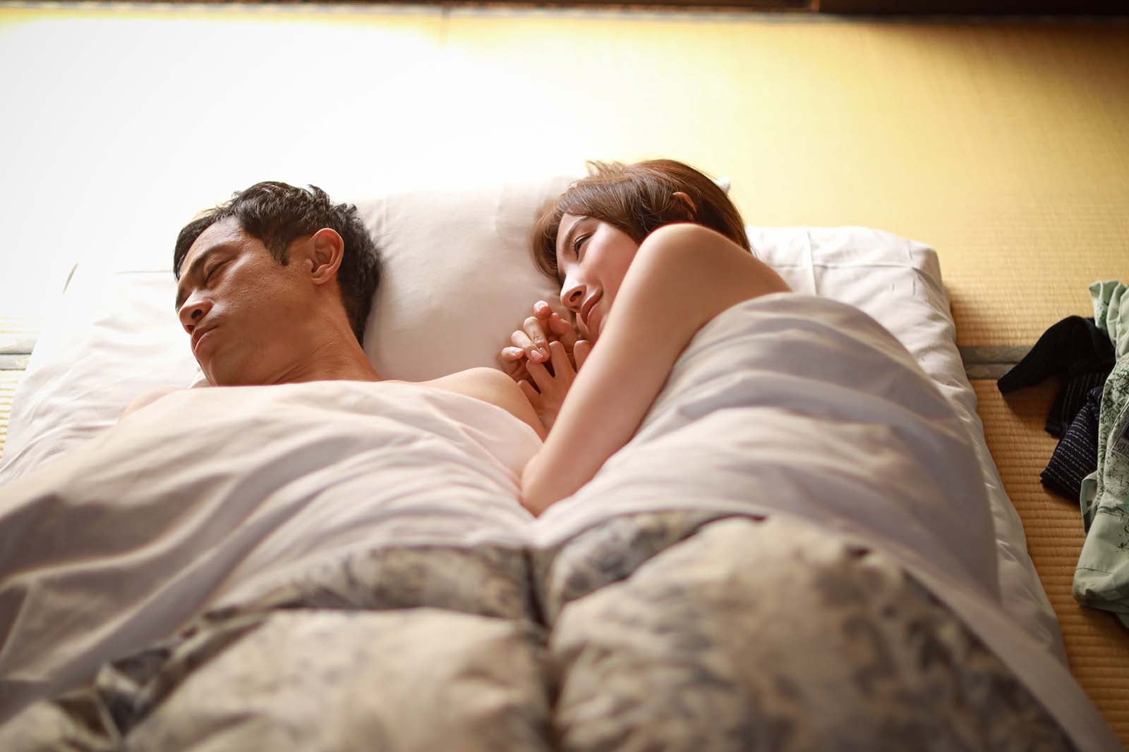 伊藤淳史、篠田麻里子「離婚しない男―サレ夫と悪嫁の騙し愛―」第8話より（C）テレビ朝日