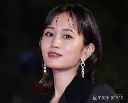 前田敦子、胸元ざっくりジャケットでSEXYに登場 写真撮影にも笑顔で応じる<第35回東京国際映画祭>