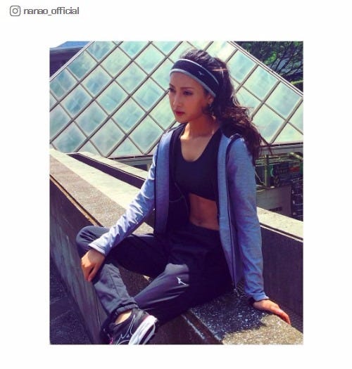 公開した美腹筋ショット/菜々緒Instagramより