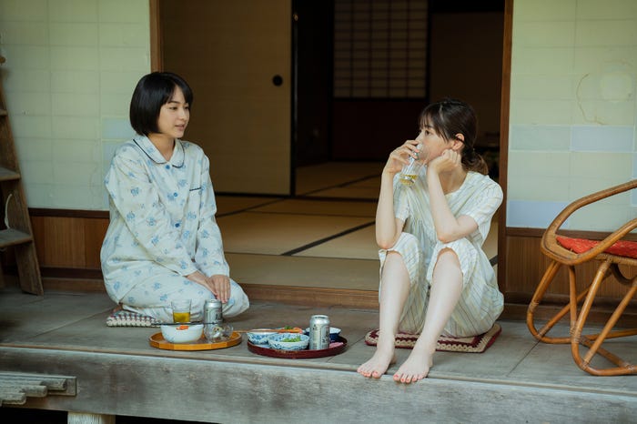 平祐奈、西野七瀬(C)秋★枝/集英社・2022 映画「恋は光」製作委員会